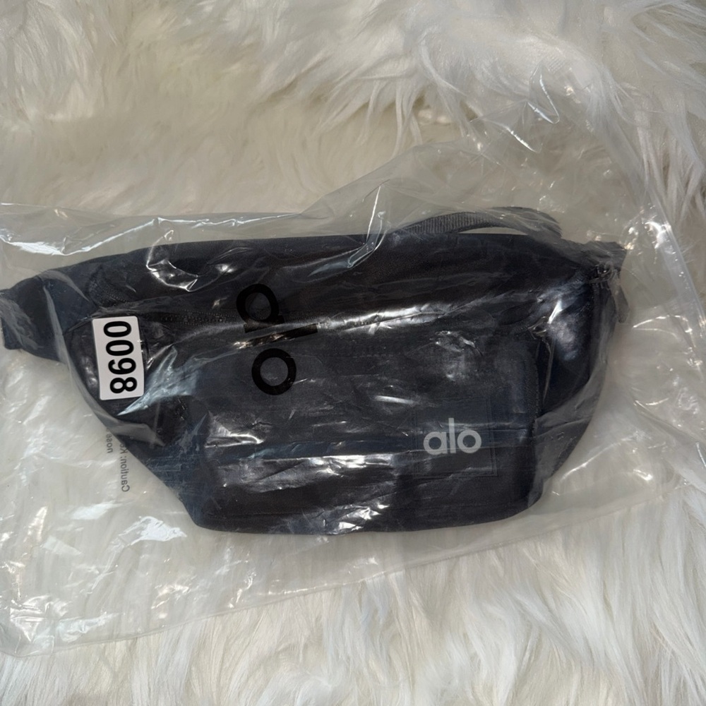 ALO Yoga Sleek Black Belt Bag - Picture 10 of 10